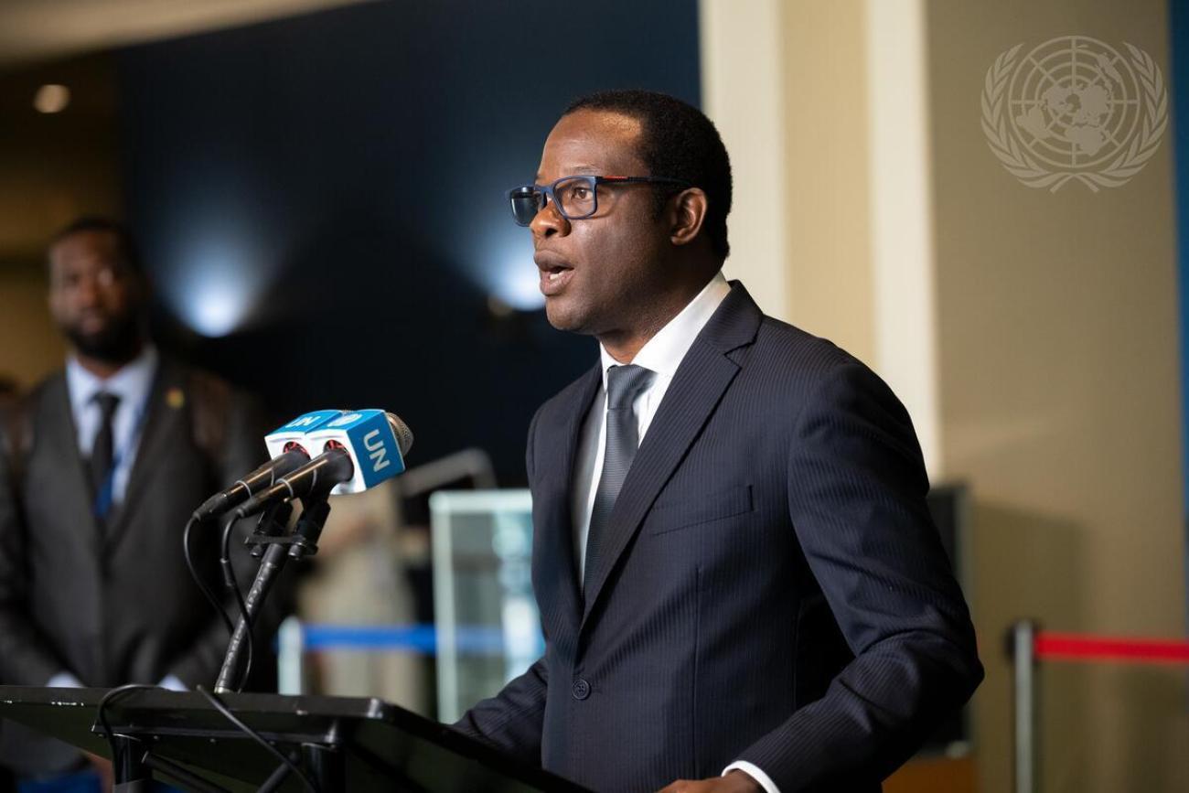 Man standing at UN podium addressing the media