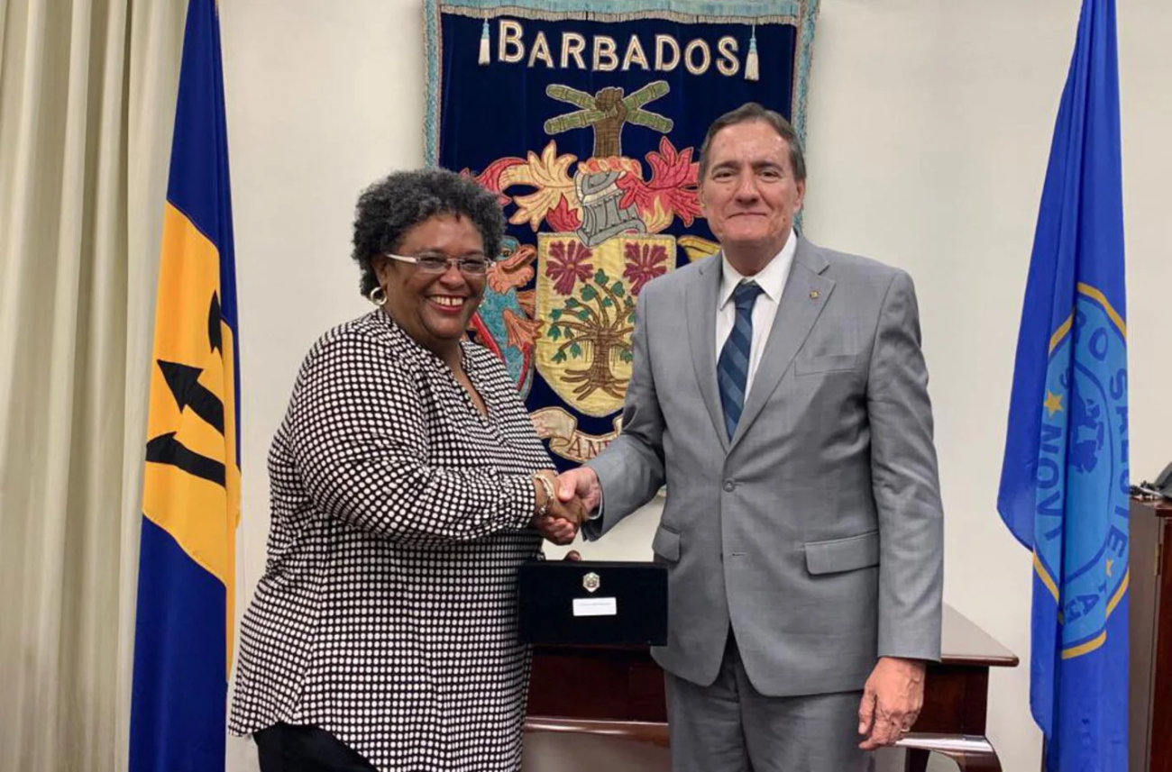 The Prime Minister of Barbados, Hon. Mia Amor Mottley, meeting with Pan American Health Organization (PAHO) Director, Dr. Jarbas Barbosa, during his official visit to the Caribbean country.